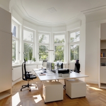 Der Bürodrehstuhl Headline von Vitra kommt bei den meisten Arbeitsplätzen zum Einsatz. Headline stützt die Lumbylzone optimal, zusätzlich werden der Schulter-, Nacken- und Kopfbereich gestützt, was Verspannungen vorbeugt und für ergonomisches Sitzen sorgt. Der Bürodrehstuhl Headline von Vitra kommt bei den meisten Arbeitsplätzen zum Einsatz. Headline stützt die Lumbylzone optimal, zusätzlich werden der Schulter-, Nacken- und Kopfbereich gestützt, was Verspannungen vorbeugt und für ergonomisches Sitzen sorgt.