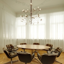 Im Konferenzraum kamen mit dem Tisch und den Pollock-Sesseln (Herman Miller) Möbel zum Einsatz, die bereits vor 40 Jahren von uns an den Unternehmensgründer geliefert worden waren. Die Hängeleuchte Birdie von Ingo Maurer entfaltet unter der Stuckdecke ihre volle Wirkung. Im Konferenzraum kamen mit dem Tisch und den Pollock-Sesseln (Herman Miller) Möbel zum Einsatz, die bereits vor 40 Jahren von uns an den Unternehmensgründer geliefert worden waren. Die Hängeleuchte Birdie von Ingo Maurer entfaltet unter der Stuckdecke ihre volle Wirkung.