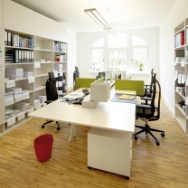 Das flexible Schreibtischsystem Joyn von Vitra eignet sich hervorragend für größere Arbeitsplätze, an denen mehrere Personen arbeiten. Seine Flexibilität fördert die Kommunikation und Interaktion. Die Arbeitsplätze sind bestens miteinander vernetzt. In den großzügigen Einbauschränken ist genug Platz, um alle Arbeitsmittel unterzubringen. Das flexible Schreibtischsystem Joyn von Vitra eignet sich hervorragend für größere Arbeitsplätze, an denen mehrere Personen arbeiten. Seine Flexibilität fördert die Kommunikation und Interaktion. Die Arbeitsplätze sind bestens miteinander vernetzt. In den großzügigen Einbauschränken ist genug Platz, um alle Arbeitsmittel unterzubringen.