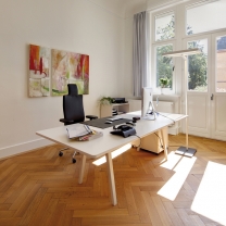 Die Arbeitsplätze für die Mitarbeiter wurden mit dem flexiblen Tischsystem Joyn von Vitra gestaltet. Mit dem Bürodrehstuhl Headline, ebenfalls von Vitra, die ideale Kombination für ergonomisches Arbeiten. Die Arbeitsplätze für die Mitarbeiter wurden mit dem flexiblen Tischsystem Joyn von Vitra gestaltet. Mit dem Bürodrehstuhl Headline, ebenfalls von Vitra, die ideale Kombination für ergonomisches Arbeiten.