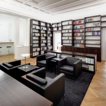Die Bibliothek im Herrenzimmer-Stil wurde mit maßgefertigten Regalen und bequemen Ledersesseln von Walter Knoll ausgestattet. Die Bibliothek im Herrenzimmer-Stil wurde mit maßgefertigten Regalen und bequemen Ledersesseln von Walter Knoll ausgestattet.