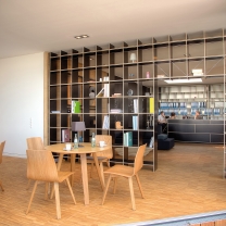 Gleich neben dem Arbeitsbereich befindet sich die Cafeteria. Beide Bereiche wurden mit dem raumhohen Regal FNP optisch voneinander getrennt. Tische und Stühle Maverick aus geölter Eiche harmonieren bestens mit dem Holzboden und der Möblierung. Gleich neben dem Arbeitsbereich befindet sich die Cafeteria. Beide Bereiche wurden mit dem raumhohen Regal FNP optisch voneinander getrennt. Tische und Stühle Maverick aus geölter Eiche harmonieren bestens mit dem Holzboden und der Möblierung.