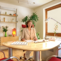 Die Sprechzimmer wirken einladend und beruhigend. Die Sprechzimmer wirken einladend und beruhigend.