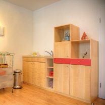 Im Behandlungsbereich kommen warme Materialien und Farben zum Einsatz. Highlight: das beleuchtete Wandbild. Im Behandlungsbereich kommen warme Materialien und Farben zum Einsatz. Highlight: das beleuchtete Wandbild.