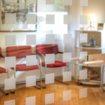 Auch der Wartebereich überzeugt durch eine harmonische Farbgestaltung. Der gut beleuchtete Raum ist durch eine Glastür mit der Praxis verbunden, die Wartenden fühlen sich nicht abgeschottet. Auch der Wartebereich überzeugt durch eine harmonische Farbgestaltung. Der gut beleuchtete Raum ist durch eine Glastür mit der Praxis verbunden, die Wartenden fühlen sich nicht abgeschottet.