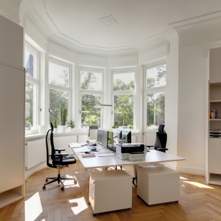 Der Bürodrehstuhl Headline von Vitra kommt bei den meisten Arbeitsplätzen zum Einsatz. Headline stützt die Lumbylzone optimal, zusätzlich werden der Schulter-, Nacken- und Kopfbereich gestützt, was Verspannungen vorbeugt und für ergonomisches Sitzen sorgt.