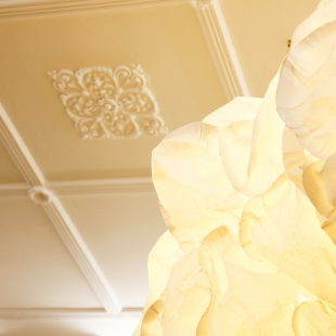 Die Hängeleuchte Clouds von Belux wirkt unter der alten Stuckdecke doppelt schön.