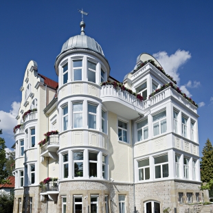 Das denkmalgeschützte Jugendstilgebäude wurde umfassend und liebevoll restauriert. Bei der Ausstattung wurden modernste Gebäudetechnik und eine ausgeklügelte Informatikinfrastruktur integriert, dabei blieb der Charme des alten Gebäudes zu 100 % erhalten.