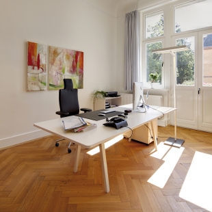 Die Arbeitsplätze für die Mitarbeiter wurden mit dem flexiblen Tischsystem Joyn von Vitra gestaltet. Mit dem Bürodrehstuhl Headline, ebenfalls von Vitra, die ideale Kombination für ergonomisches Arbeiten.