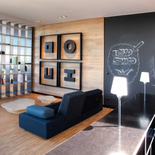 Arbeits- und Ruhebereich gehen fließend ineinander über. Das gemütliche Sofa Polder lädt zur Pause zwischen den kreativen Arbeitsphasen ein. An der großen Wandtafel darf jeder seinen Ideen freien Lauf lassen.