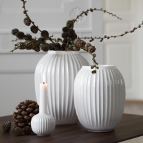 Bei uns finden Sie die beliebten Hammershøi Vasen in zwei Farben und verschiedenen Größen, hier in weiß:

H 12,5 cm: € 39,90
H 20,0 cm: € 54,90
H 25,0 cm: € 74,90