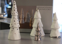 Dekotannen Weihnachtswald
Porzellan mit Prägung
handbemalt in Silber
unterschiedliche Größen im 4er Set:
€ 29,95