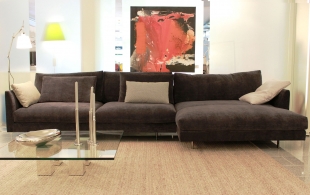 Axel bietet zahlreiche Kombinationsmöglichkeiten. Die Elemente lassen sich als Sofa, Sitzlandschaft, Chaiselongue und Hocker zusammenstellen.
